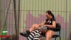 Abspielen Fütterung mit Genehmigung in der Strafgefängniszelle adr0208