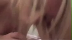 Odtwórz Blond dziwka z nieprawdziwymi dużymi cyckami marnuje się przez nerwowy wytrysk na twarz