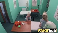 Reproducir tergiversar enfermería con cuernos médico consigue follar a un gatito adolescente recién afeitado