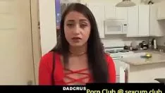 永遠に角のあるトレッドの女の子は彼女のお父さんのサシェイを圧倒的に吸い込み、それで彼女の思春期の子猫猫の性交を取得します