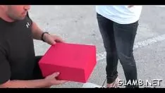 Reproducir Toyabout monada cabalgando estridente antes de la cámara de televisión
