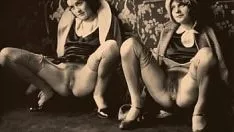Oynat Gece feneri eğlencesi, muamma yaşamımdan 'köken zamanı tribade'lerini, bir Viktorya tarafı beyefendisinin beyefendisinin seksi cıyaklamalarını sunar.
