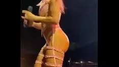 Reproducir anitta contemplando el sensualismo