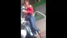 Reproducir Transcripción joven gilipollas ver en peto