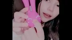 Jouer Bonté douce fille à bande de roulement a reçu un cadeau de son papa! c'est un... précieux lapin ?!