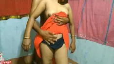 চালান নতুন ভারতীয় মনোরম গরম গৃহপরিচারিকা রাখা