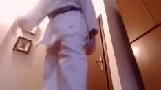 Oynat Ben senin karate hocanım ve biraz kıvranman dileğiyle saltanat sürmem gerekiyor
