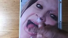 Reproducir El Sr. gasta un centavo en su semen apetitoso en el frente alegre de Slattern Kay.