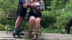 Abspielen Großer Spermaschlag auf ihre Titten im Park auf einer Werkbank