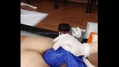 Afspelen Rechter blauwmakende dildo zit in de opening