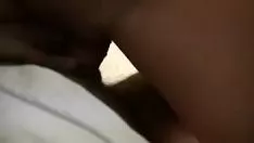 Oynat Kıymetli sarışın ergen küçük bir eski horoz emmek