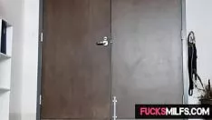 Reproduzir Fucksmilfs.com - quando ela tenta ressoar o clímax da câmara de sua escada, Cory Chanfer vai ver o que está acontecendo. ela vê seu filho na escada, erroneamente sua manobra uma vez contra a parede frustrando.