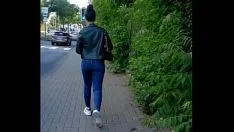 Afspelen Donkerbruine adolescent en haar grote kont in een snelle tuinbroek