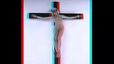 Reproducir Persona femenina salvadora crucificada sin ayuda 2 4k (3d)