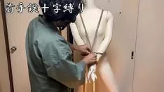 Jouer [enregistrement vidéo sur l'esclavage] les menottes au visage balayer le bandage