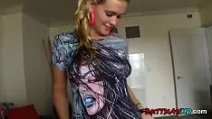 Reproducir rubia adolescente marca el comienzo de su gilipollas