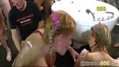 Reproduzir A velha prostituta alemã recebe uma gangue para gastar um centavo de banho