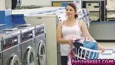 Reproduzir Launderette fucworld-beater com adolescente diminuto cali rutherford b. sim