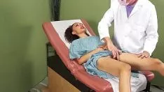 Reproduzir Gyno missy fodida por médico em clínica de checkup