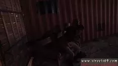 Играть Блондинка-подросток с большой задницей дразнит кеды и угрюмые бедняги под номером 1.
