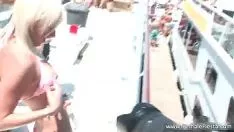 চালান গোসলের পোশাকে হট স্বর্ণকেশী কিশোরী তাকে তাড়া করে