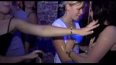 Играть Множество блондинок всасывают sashays