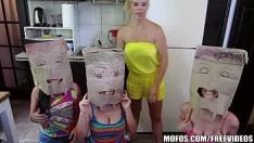 Играть Мофос - чей это пуховый кеды?