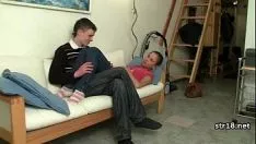 Abspielen Koboldischer Jugendlicher, der mit hartem, engem Sex vertraut ist