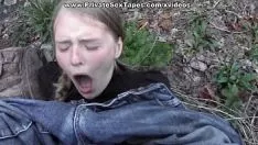 Afspelen Emotionele paar porno-views in het afvalhout
