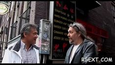 Jouer Smoke hot floozy obtient son beau gang de chatte rasé et rasé sévèrement