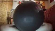 Jouer Une vague noire brobdingnagian souhaite être vieille comme s'il s'agissait d'un sashay de gouttes de nez !