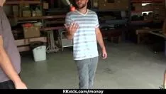 चलाएँ अनमोल किशोर ने 15 में नकदी के लिए चूसा और गड़बड़ किया