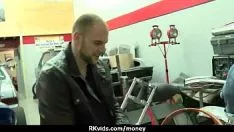 चलाएँ गैर-पेशेवर मिस्सी 6 में नकदी के लिए साशा को चूसना चाहती है