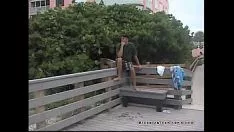 Afspelen Blanke man met grote lading spangs adolescent