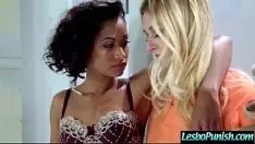 Odtwórz Pomyśl o lesbo, używając zabawek z wibratorami seksualnymi, aby ukarać cenną pannę vid-16