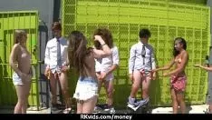 تشغيل صب الإباحية في سن المراهقة من أجل المال 18