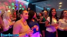 Riproduci Le prostitute avvolte succhiano i sashays