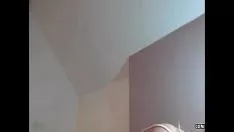 Reproduzir A senhorita loira do jazz groupcams.com apresenta sua personificação na webcam
