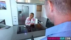 Reproduzir Sexo entre meio-irmão e meia-irmã na frente do padrasto inconsciente