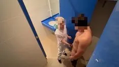 Reproduzir Eu surpreendo a faxineira da academia que quando entra para limpar o banheiro ela me pega batendo uma punheta e me ajuda a terminar de gozar com um boquete