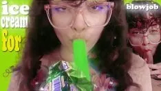Reproducir Encuentro a una chica andando en bicicleta en la calle y la hago chuparla para tomar un helado.