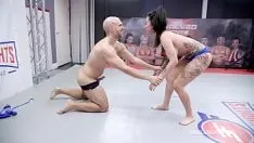 Riproduci Dan ferrari mantiene viva la sua serie di vittorie consecutive, scopa in faccia e sbatte lily lane proprio sul tappeto