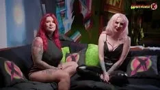播放 色情明星 sabien demonia 和 kitty azora 在仓库 x 的采访