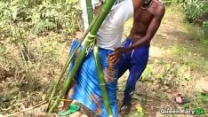 চালান হট আবলুস খোকা একটি বাঁশের মধ্যে বেঁধে এবং কঠিন চোদা পেয়েছিলাম