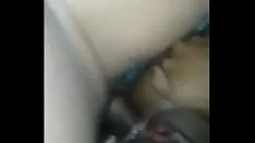 Abspielen Eine süße brünette, die sich einsam fühlt, ruft ihren freund an und reitet seinen schwanz