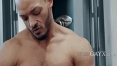 Putar Pejantan ebony panas & seksi menyentak sendirian di gym
