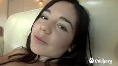 تشغيل 18 عامًا مع بزاز مثالية لديها حمولة في جميع أنحاء شجيرتها المشعرة