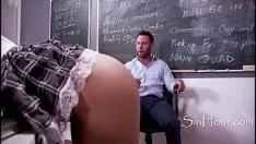 Reproduzir O professor pode resistir à bunda de um aluno adolescente?