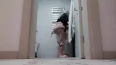 تشغيل تبدو زوجة أبي مثيرة جدًا أثناء قيامها بغسيل الملابس.