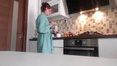 Afspelen Kleine brunette tienermeisje kleedt zich uit, plaagt en masturbeert haar kutje in de keuken op de stoel